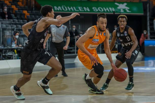 而她与萨巴 而她与萨巴